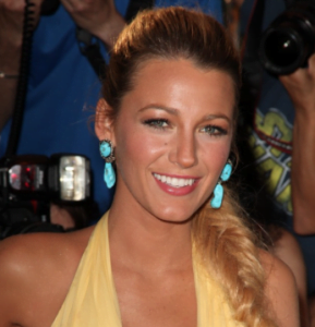 ブレイクライブリー 髪型 オールバッグ