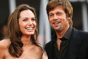 婚約発表後、バラパゴスでバガンスを楽しむブラッド＆アンジーファミリー。