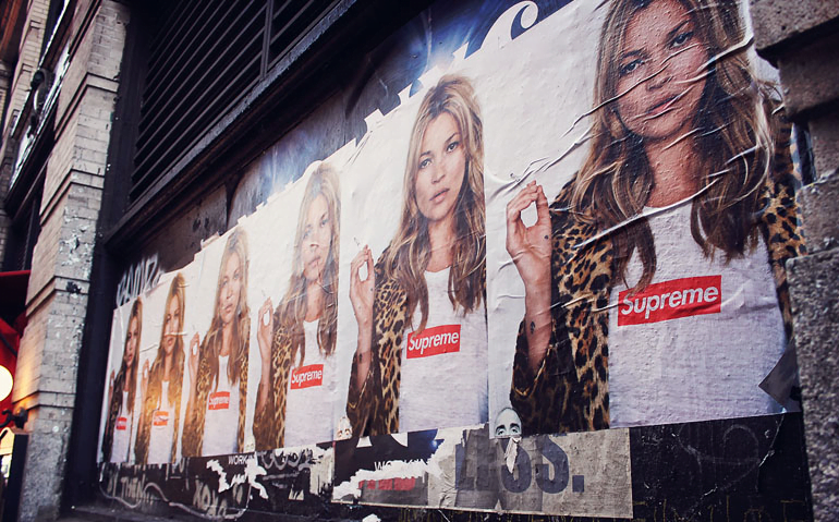 ケイト・モスのシュプリームのポスターとTシャツ
